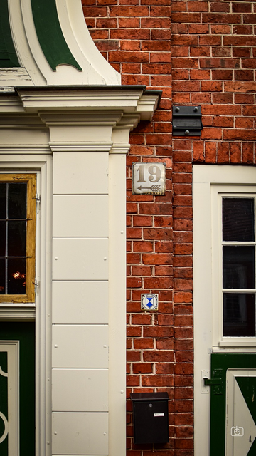 Ornate Baroque doorway to red brick townhouse, Dutch Quarter, Potsdam, 16 Oct 2023. Nikon D5600, Nikkor DX 35 mm ƒ1.8G, ISO 250, -0.3 ev, ƒ3.5, 1/1000s