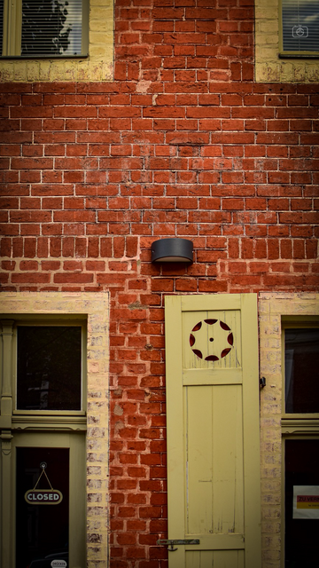 Windows with green wooden shutters on a red brick townhouse, Dutch Quarter, Potsdam, 16 Oct 2023. Nikon D5600, Nikkor DX 35 mm ƒ1.8G, ISO 250, -0.3 ev, ƒ2.8, 1/1000s