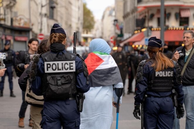 Lors du rassemblement en soutien au peuple palestinien, interdit par la préfecture de police, à Paris le 14 octobre 2023. © Photo Claire Serie / Hans Lucas via AFP