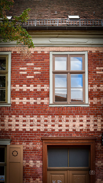 Windows and patterned white and red brick wall, Dutch Quarter, Potsdam, 16 Oct 2023. Nikon D5600, Nikkor DX 35 mm ƒ1.8G, ISO 640, -0.3 ev, ƒ6.3, 1/250s