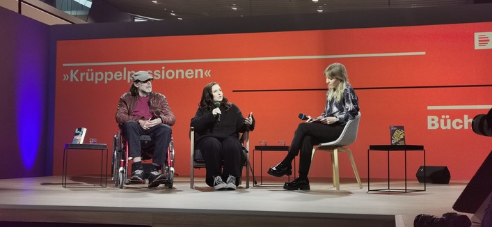 Die Autor_innen Jan Kuhlbrodt und Alina Buschmann zusammen mit Miriam Zeh auf der Bühne des Bücherherbst 2023 (Buchmesse Frankfurt) 