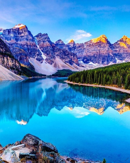 Moraine Lake in Banff National Park, Canada, is renowned for its vivid turquoise waters and stunning Valley of the Ten Peaks