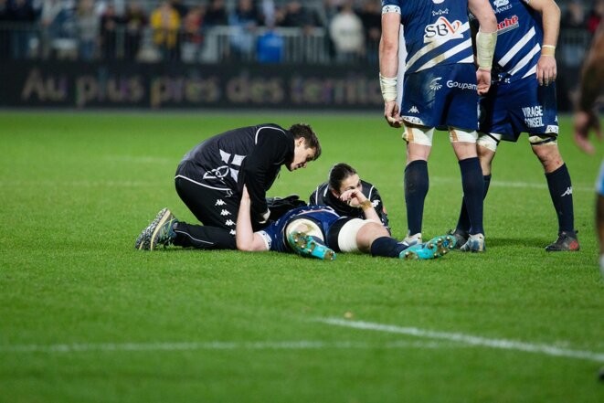 Protocole commotion lors du match de rugby du championnat de France Pro D2 entre Vannes et Massy Essonne en 2019. © Photo Damien Kilani / DPPI via AFP