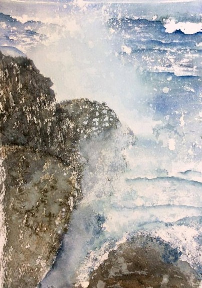 Des vagues violentes s'écrasent sur des rochers 