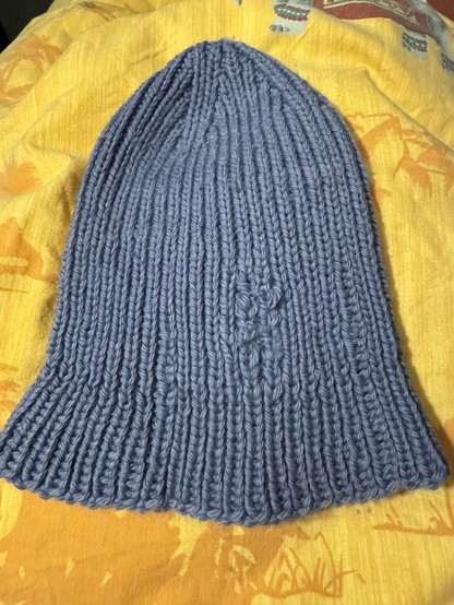 Knitted hat with mended knitted stitches 