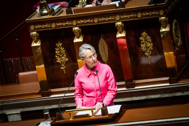 La première ministre Elisabeth Borne à la tribune de l’Assemblée nationale, pour une discussion sur la crise au Moyen-Orient, le 23 octobre 2016. © Photo Xose Bouzas / Hans Lucas