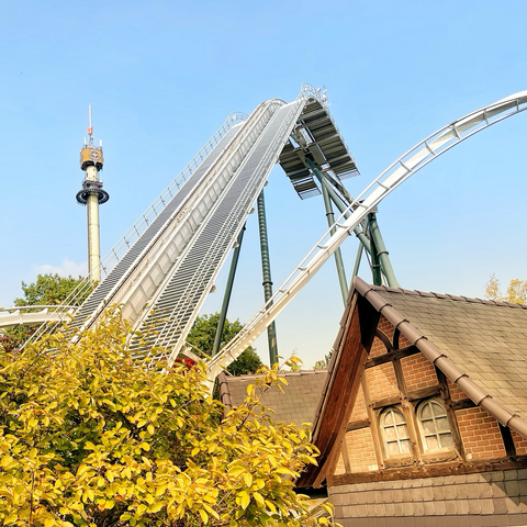 Photo of Scream Gyro Drop Tower, Flug Der Dämonen Wing Coaster, and old Wildwasserbahn II station.