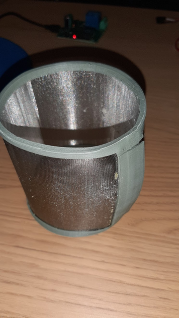 Dishwasher filter frame 3d printed in PLA, after testing it in the dishwasher.
It's warped, what did I expect?
