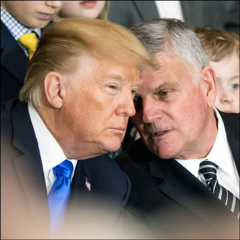 Dieses Foto zeigt die Köpfe von Donald Trump und Franklin Graham, die nebeneinander sitzen und deren Köpfe dicht an dicht sind, weil sie sich unterhalten.