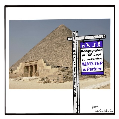 Ein Foto einer antiken ägyptischen Pyramide. Im Vordergrund steht das Schild eines Maklers mit dem Text: Königsgräber in Top-Lage zu verkaufen. Immo-Tep und Partner.