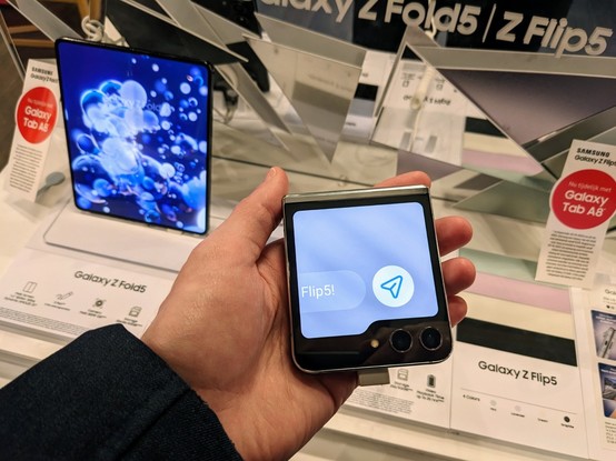 Samsung Galaxy Flip 5, closed