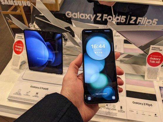 Samsung Galaxy Flip 5, opened