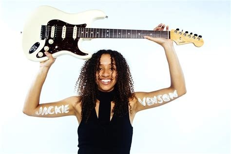 La guitarrista Jackie Venson con su guitarra 🎸 🎶