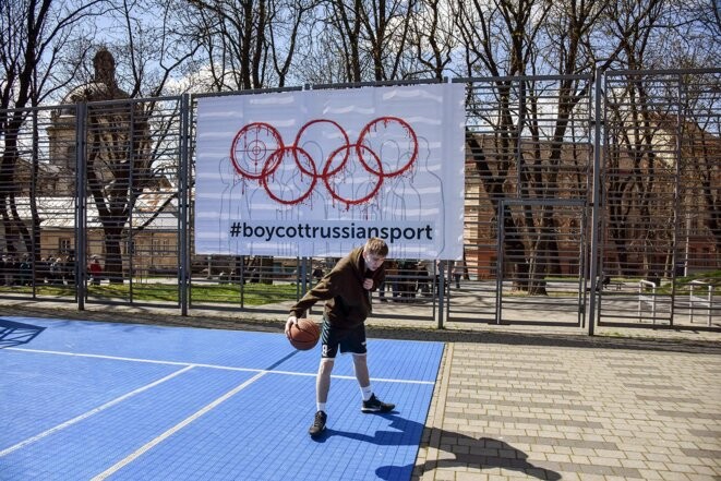 Un terrain de basket-ball avec une bannière #BoycottRussianSport à Lviv en Ukraine avril 2023. © Photo Pavlo Palamarchuk / SOPA Images / ZUMA Press / REA