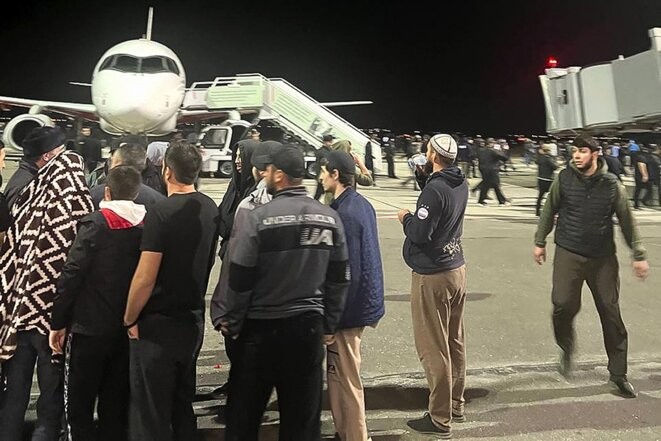 Des centaines de personnes envahissant le tarmac de l’aéroport de Makhachkala au Daguestan pour intercepter un avion en provenance de Tel-Aviv, le 29 octobre 2023. © Photo AP via Sipa