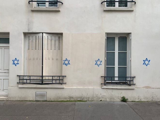 Dans la rue Sainte-Yves du 14e arondissement de Paris, quatre étoiles de David ont été tagguées dans la nuit de lundi à mardi. © Photo Zeina Kovacs / Mediapart