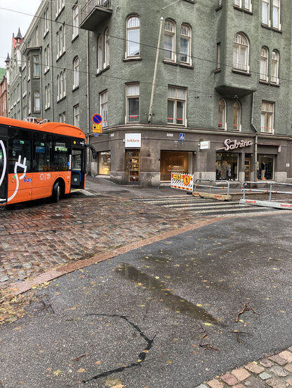 Oranssi bussi jumissa Fredan tietyön takia