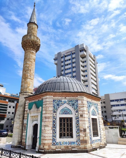 The Konak Mosque in Izmir, Turkey, is a historic gem that beautifully blends Islamic and Ottoman architectural styles, providing a tranquil oasis in the heart of the bustling city. 🕌🇹🇷