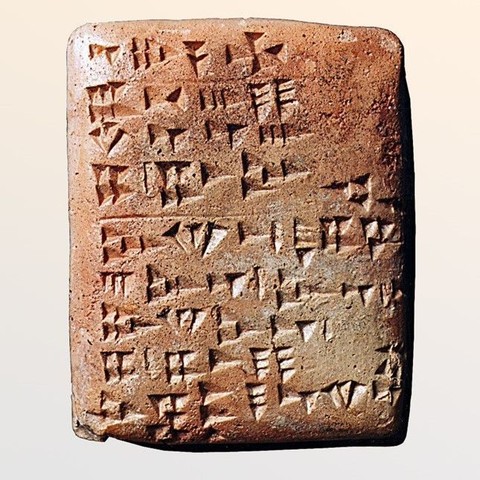 Tablilla con texto cuneiforme.