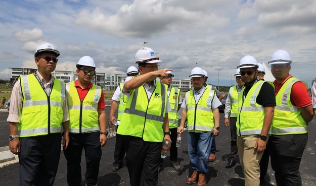 A group of people making site visit to the ART dedicated lane along the Kuching-Samarahan Expressway. / Photo from linked article.