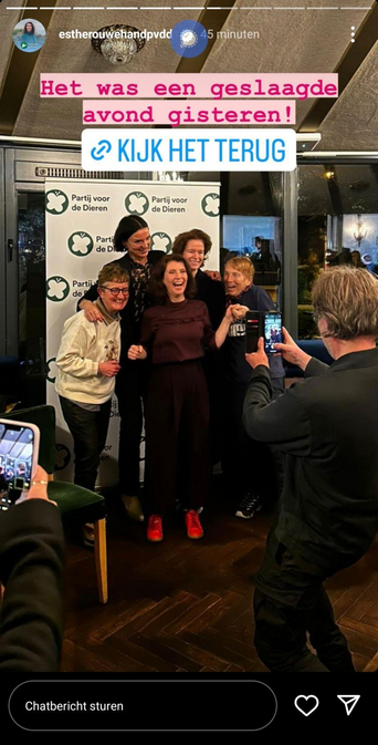 Foto, van social media van #EstherOuwehand, met de tekst:

"Het was een geslaagde avond gisteren! KIJK HET TERUG"

Op de foto zie je Esther Ouwehand met vier anderen terwijl ik een foto van hen maak.

En ook weer dat iemand een foto van mij maakt.

Een behind the scenes van een behind the scenes :-)

#metaniveau