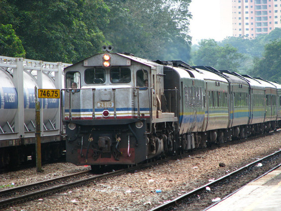 KTM Intercity train on its track. / Photo by Interception 7 released under CC BY 3.0 on Wikimedia Commons.