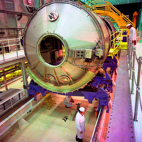 Das ist nicht das ORION RAUMSCHIFF

Das ist JAHRZEHNTE her ..

Die Best Practice Ideen mancher Politelite bremsen ganz schön .. ?

Credit ESA