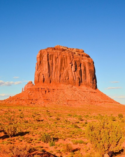 Monument Valley is a 30,000-acre Navajo Tribal Park on the Arizona-Utah border. It's known for its towering sandstone buttes that rise 400 to 1,000 feet above the valley floor.