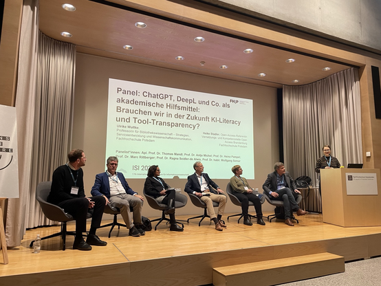 Panel auf der isi2023 mit 6 Personen und eine Moderatorin