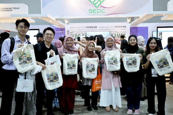 A group of people with Sarawak Metro's bag of goodies.