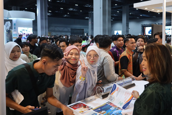 Crowd of people inside a hall.