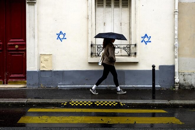 Étoiles de David peintes au pochoir sur les murs du 14ème arrondissement de Paris fin octobre 2023. © Photo Jean-François Rollinger / Uniquement France via AFP