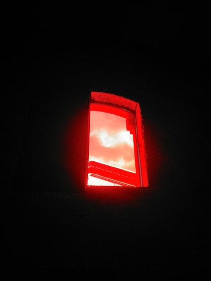 Misma foto pero desde más lejos. Se ven algunas nubes rojas