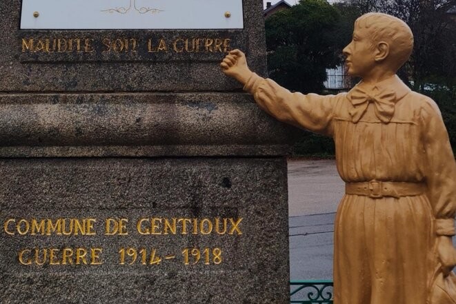 Le monument aux morts pacifiste de Gentioux-Pigerolles, dans le sud de la Creuse. © Photo Nicolas Cheviron pour Mediapart