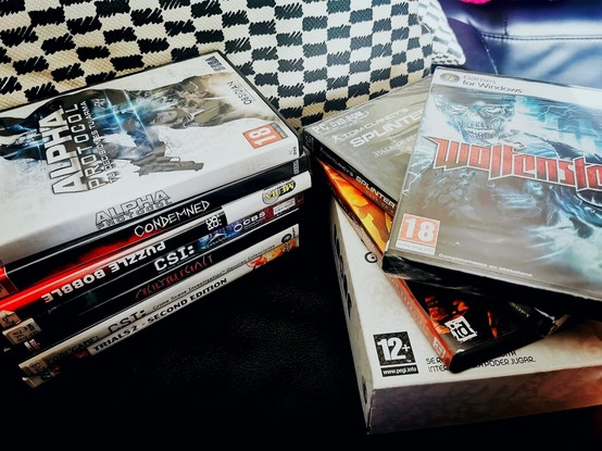 Monton de cajas de dvds llenas de vicio pecero por solo 25 euros