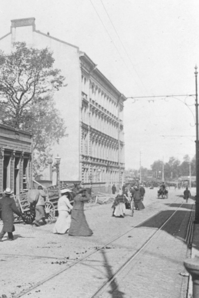 Leike kuvasta "Hakasalmenkatu 4 (= Keskuskatu 6) talon purkaminen
Rosenbröijer, A. valokuvaaja 1900–1929"