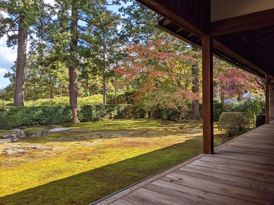In the past Entsu-ji was known as the 'palace of persimmons' and the 'temple of azalea', thanks to the orchards and flowers that grew here.