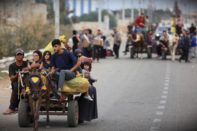 Des Palestiniens arrivent au sud de la ville de Gaza le 12 novembre 2023, après avoir fui leurs logements. © Photo Mahmud Hams / AFP