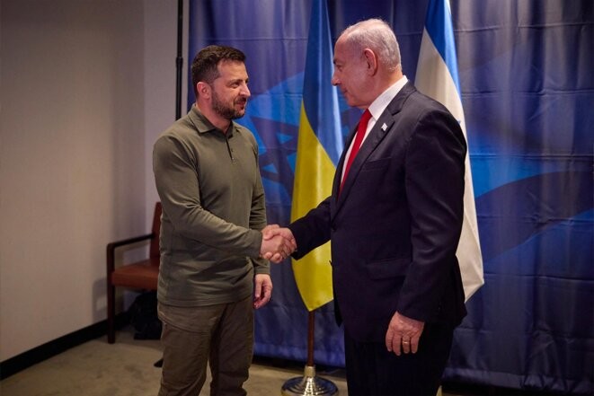 Volodymyr Zelensky (à gauche) et Benjamin Netanyahu (à droite) lors d'une réunion en marge de la 78ème session de l'Assemblée générale des Nations Unies à New York, le 19 septembre 2023. © Photo Ukrainian Presidential Press Service via AFP