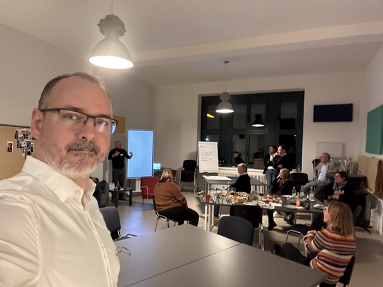 Sebastian auf der Veranstaltung Augenhöhe — im Hintergrund einige Teilnehmerinnen aus verschiedenen Unternehmen.