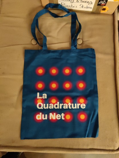 Photo du Pibag 2024 : bleu avec des points de couleurs violet-rouge-jaune, dans le style de la campagne 2024.