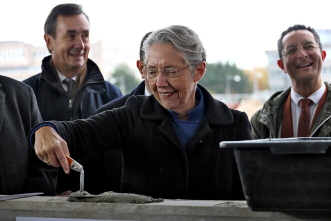 Élisabeth Borne pose la première pierre d'un immeuble à Dunkerque le 16 novembre 2023. © Photo Denis Charlet / AFP