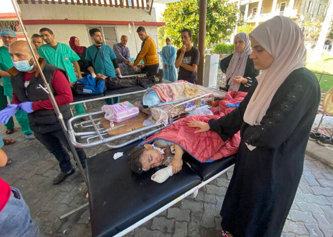 Des soignants prennent en charge des blessés, y compris des enfants, après les frappes qui ont touché l’hôpital Ahli Arab jeudi 16 novembre. © Montaser alswaf / Anadolu via AFP