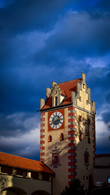 Clock tower of High Castle of Füssen against a cloudy sky, Füssen, Allgäu, Bavaria, 11 Nov 2023. Nikon D5600, Nikkor DX 35 mm ƒ1.8G, ISO 100, ƒ4.5, -1 ev, 1/2500s