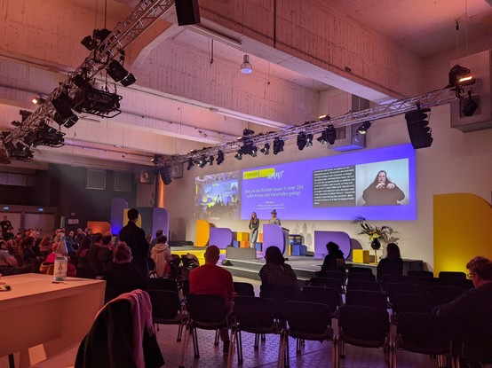 Bühne mit Keynote von Kira Geiss