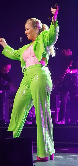 Beatrice Egli mit ihrer Band beim Tourkonzert am 16.11.2023 in Siegen.