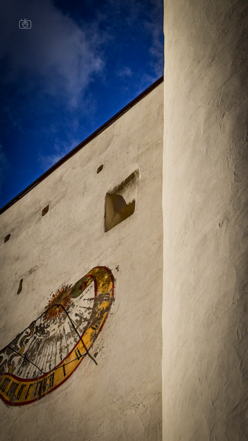 Painted medieval sundial on castle curtain wall, High Castle of Füssen, Allgäu, Bavaria, 11 Nov 2023. Nikon D5600, Nikkor DX 35 mm ƒ1.8G, ISO 200, ƒ13, -0.7 ev, 1/1250s