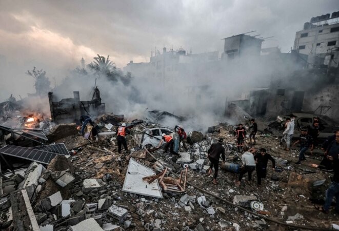 Opérations de secours après des frappes israéliennes sur le camp de réfugiés de Nuseirat, le 19 novembre 2023 © Ali Jadallah / Anadolu via AFP