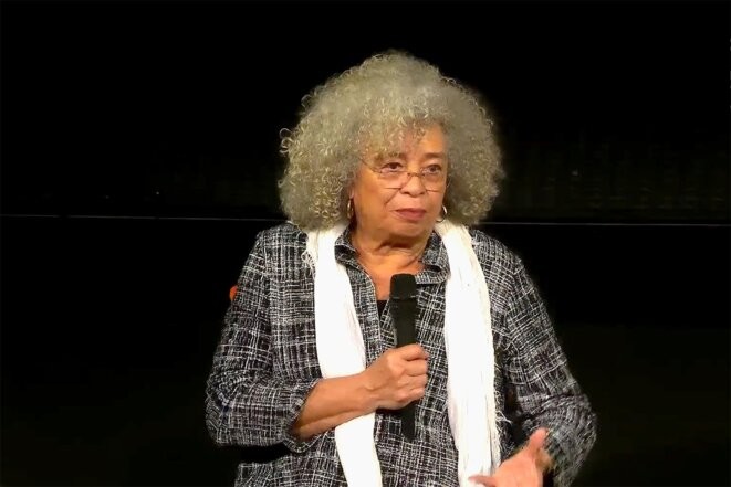 Angela Davis lors de la rencontre à Paris le 19 novembre 2023. © Capture d’écran site Théâtre de la ville