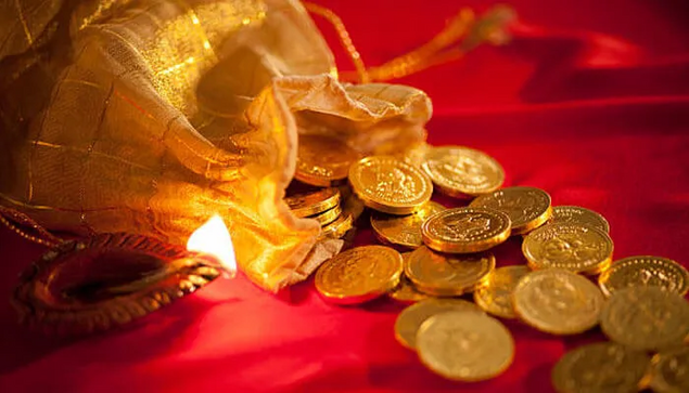 Every year, as the chill of winter begins to touch our hearts, India becomes engrossed in the vibrant hues and festive spirit of Diwali. Yet, the magic commences a couple of days before the festival of lights, on a day that holds immense significance in our culture: Dhanteras. And when we think of Dhanteras, there’s one timeless tradition that stands out—the ritual of purchasing a dhanteras gold coin.